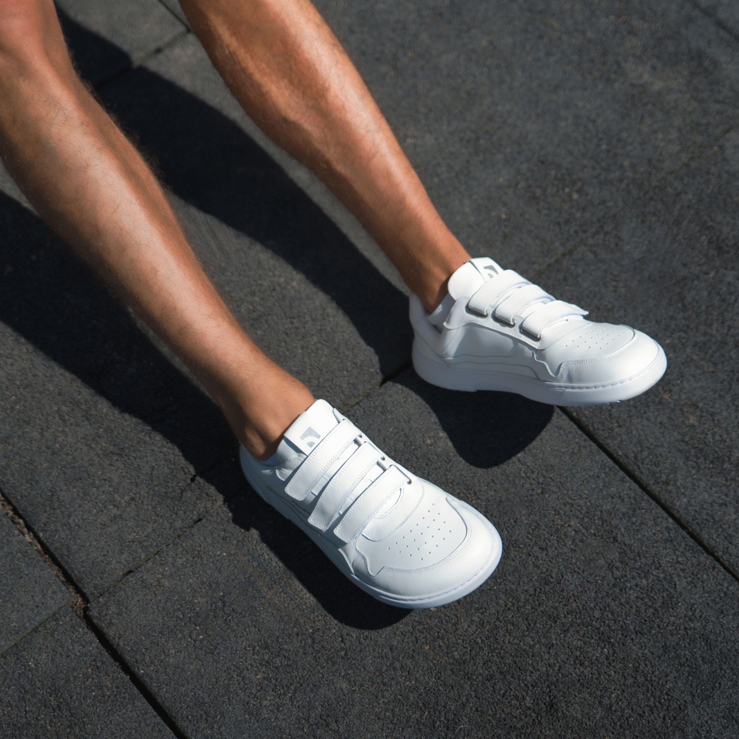 Barefoot Sneakers Barebarics Zing Velcro - All White - Leather.
Forma anatómica - El calzado respeta la forma de los pies.
Más información:
calzado de callediseño urbano modernodiseñado y hecho a mano en la Unión Europeaexcelente durabilidad y estabilidad del color de los materialesdisponible en tallas: 36 - 47 (según la medida europea)