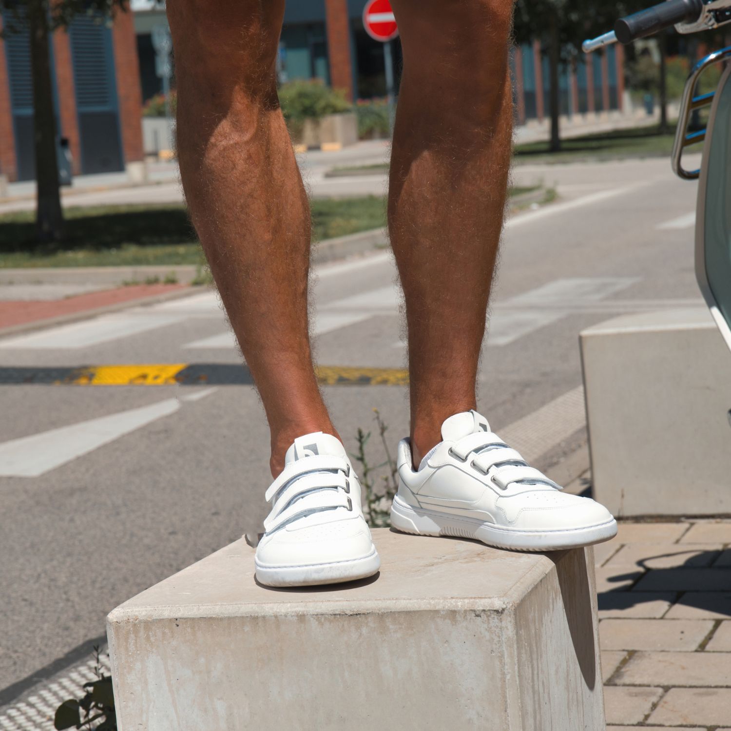 Barefoot Sneakers Barebarics Zing Velcro - All White - Leather.
Forma anatómica - El calzado respeta la forma de los pies.
Más información:
calzado de callediseño urbano modernodiseñado y hecho a mano en la Unión Europeaexcelente durabilidad y estabilidad del color de los materialesdisponible en tallas: 36 - 47 (según la medida europea)