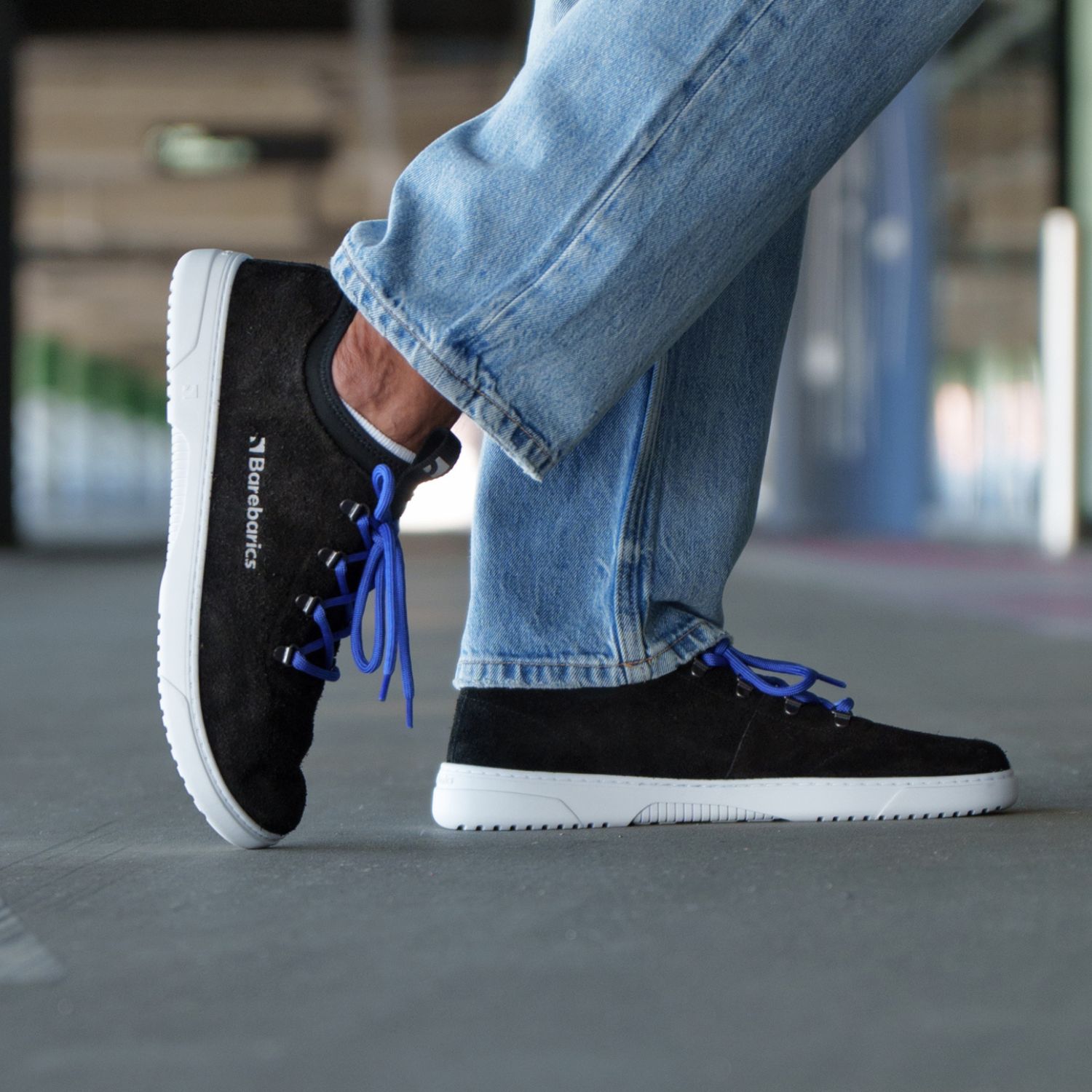 Barefoot Sneakers Barebarics Bronx - Black.
Las zapatillas Barebarics se fabrican mediante procesos que minimizan el impacto en el medio ambiente.
  La parte superior está hecha de cuero y textil  El forro está hecho de lycra y microfibra  La suela está hecha de goma sintética suave con alta resistencia al desgaste.



Atributos del calzado “barefoot”
    Forma anatómica - La zapatilla respeta la forma del pie.

Más información
calzado de callediseño urbano modernodiseñado y hecho a mano en la Unión Europea con el uso de materiales sostenibles localesexcelente durabilidad y solidez del color de los materialesdisponibles en tallas: 36 - 47 (según medida europea)