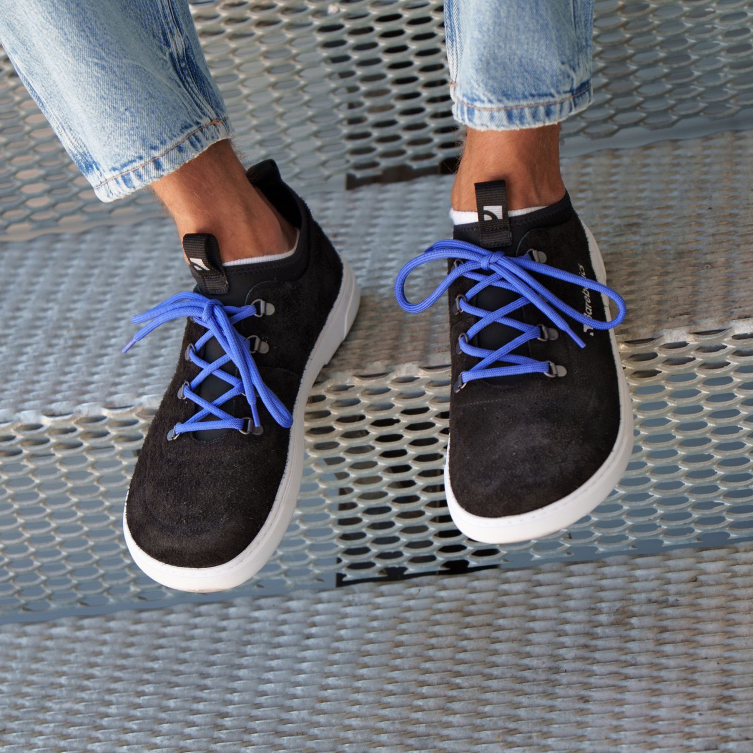 Barefoot Sneakers Barebarics Bronx - Black.
Las zapatillas Barebarics se fabrican mediante procesos que minimizan el impacto en el medio ambiente.
  La parte superior está hecha de cuero y textil  El forro está hecho de lycra y microfibra  La suela está hecha de goma sintética suave con alta resistencia al desgaste.



Atributos del calzado “barefoot”
    Forma anatómica - La zapatilla respeta la forma del pie.

Más información
calzado de callediseño urbano modernodiseñado y hecho a mano en la Unión Europea con el uso de materiales sostenibles localesexcelente durabilidad y solidez del color de los materialesdisponibles en tallas: 36 - 47 (según medida europea)