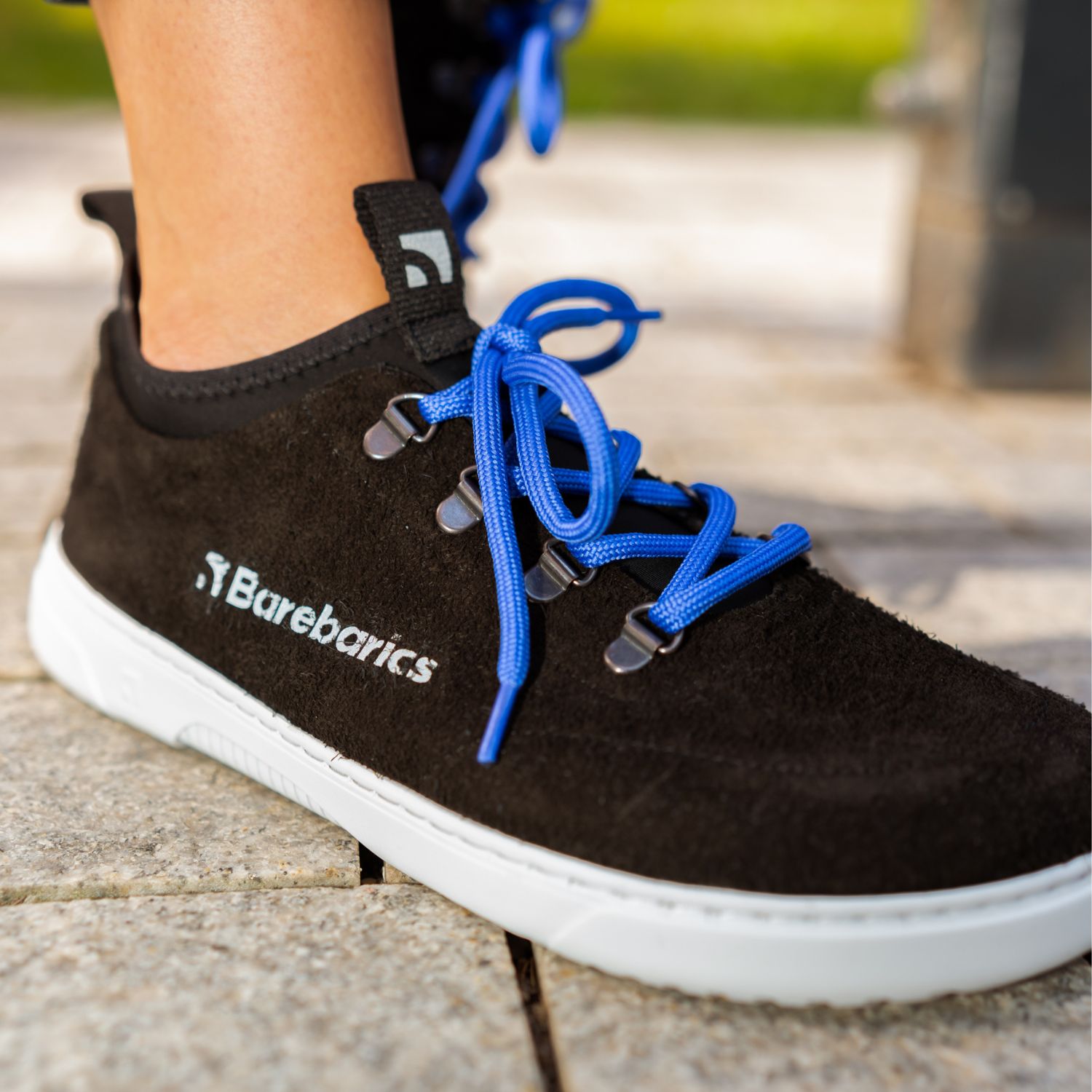 Barefoot Sneakers Barebarics Bronx - Black.
Las zapatillas Barebarics se fabrican mediante procesos que minimizan el impacto en el medio ambiente.
  La parte superior está hecha de cuero y textil  El forro está hecho de lycra y microfibra  La suela está hecha de goma sintética suave con alta resistencia al desgaste.



Atributos del calzado “barefoot”
    Forma anatómica - La zapatilla respeta la forma del pie.

Más información
calzado de callediseño urbano modernodiseñado y hecho a mano en la Unión Europea con el uso de materiales sostenibles localesexcelente durabilidad y solidez del color de los materialesdisponibles en tallas: 36 - 47 (según medida europea)