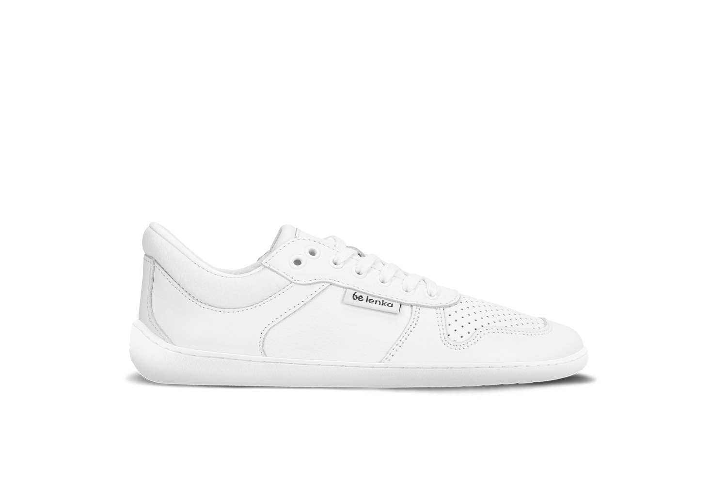 Barefoot zapatillas Be Lenka Champ 3.0 - All White.
Empeine: cuero nappaForro: microfibraSuela: TR (UrbanComfort)Plantilla: PU reciclado + algodón (extraíble)Producción: Portugal
la tercera generación de uno de los modelos más populares de Be Lenkalos colores y el diseño de las zapatillas se pueden combinar fácilmente con muchos atuendoscuello de talón de cuero mejoradoojales de metal añadidos para cordonescuero estructurado en el costado y en el talón para una apariencia aún más elegantesuela cosida para una mayor duración del calzadola suela UrbanComfort está creada para la comodidad barefoot diariael nuevo compuesto TR se caracteriza por una excelente resistencia a la abrasión, manteniendo al mismo tiempo una excelente flexibilidadsuela cosida para una mayor duración del calzado
Ventajas de los zapatos descalzos:
imitan perfectamente el andar descalzola forma anatómica del zapato ofrece un espacio generoso para los dedosla caída cero de la suela mantiene el talón y la punta en un mismo plano para una postura adecuadasuela estimulante con un grosor de 4 mm (sin salientes) activa las terminaciones nerviosas del pielos materiales flexibles aseguran una mejor funcionalidad de los músculos y tendones del piela ligereza de los zapatos como prevención contra la fatiga de las piernas.
Tipo: calzado de calle