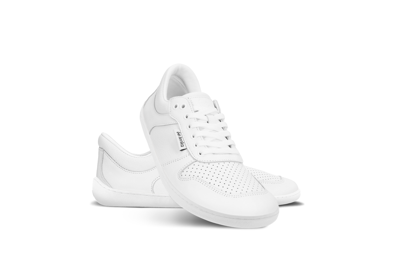 Barefoot zapatillas Be Lenka Champ 3.0 - All White.
Empeine: cuero nappaForro: microfibraSuela: TR (UrbanComfort)Plantilla: PU reciclado + algodón (extraíble)Producción: Portugal
la tercera generación de uno de los modelos más populares de Be Lenkalos colores y el diseño de las zapatillas se pueden combinar fácilmente con muchos atuendoscuello de talón de cuero mejoradoojales de metal añadidos para cordonescuero estructurado en el costado y en el talón para una apariencia aún más elegantesuela cosida para una mayor duración del calzadola suela UrbanComfort está creada para la comodidad barefoot diariael nuevo compuesto TR se caracteriza por una excelente resistencia a la abrasión, manteniendo al mismo tiempo una excelente flexibilidadsuela cosida para una mayor duración del calzado
Ventajas de los zapatos descalzos:
imitan perfectamente el andar descalzola forma anatómica del zapato ofrece un espacio generoso para los dedosla caída cero de la suela mantiene el talón y la punta en un mismo plano para una postura adecuadasuela estimulante con un grosor de 4 mm (sin salientes) activa las terminaciones nerviosas del pielos materiales flexibles aseguran una mejor funcionalidad de los músculos y tendones del piela ligereza de los zapatos como prevención contra la fatiga de las piernas.
Tipo: calzado de calle