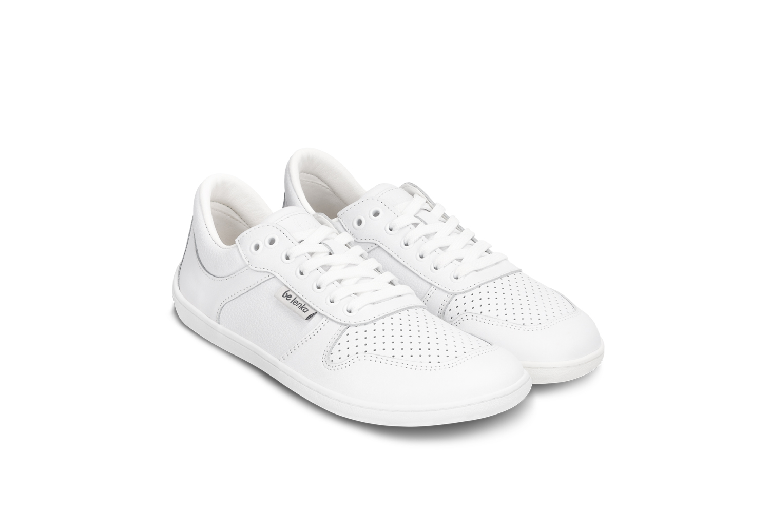 Barefoot zapatillas Be Lenka Champ 3.0 - All White.
Empeine: cuero nappaForro: microfibraSuela: TR (UrbanComfort)Plantilla: PU reciclado + algodón (extraíble)Producción: Portugal
la tercera generación de uno de los modelos más populares de Be Lenkalos colores y el diseño de las zapatillas se pueden combinar fácilmente con muchos atuendoscuello de talón de cuero mejoradoojales de metal añadidos para cordonescuero estructurado en el costado y en el talón para una apariencia aún más elegantesuela cosida para una mayor duración del calzadola suela UrbanComfort está creada para la comodidad barefoot diariael nuevo compuesto TR se caracteriza por una excelente resistencia a la abrasión, manteniendo al mismo tiempo una excelente flexibilidadsuela cosida para una mayor duración del calzado
Ventajas de los zapatos descalzos:
imitan perfectamente el andar descalzola forma anatómica del zapato ofrece un espacio generoso para los dedosla caída cero de la suela mantiene el talón y la punta en un mismo plano para una postura adecuadasuela estimulante con un grosor de 4 mm (sin salientes) activa las terminaciones nerviosas del pielos materiales flexibles aseguran una mejor funcionalidad de los músculos y tendones del piela ligereza de los zapatos como prevención contra la fatiga de las piernas.
Tipo: calzado de calle