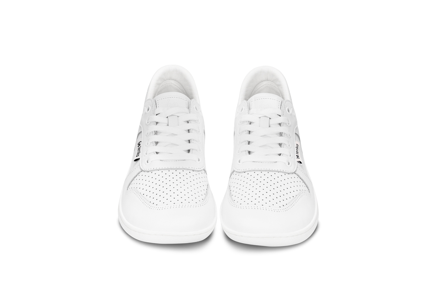 Barefoot zapatillas Be Lenka Champ 3.0 - All White.
Empeine: cuero nappaForro: microfibraSuela: TR (UrbanComfort)Plantilla: PU reciclado + algodón (extraíble)Producción: Portugal
la tercera generación de uno de los modelos más populares de Be Lenkalos colores y el diseño de las zapatillas se pueden combinar fácilmente con muchos atuendoscuello de talón de cuero mejoradoojales de metal añadidos para cordonescuero estructurado en el costado y en el talón para una apariencia aún más elegantesuela cosida para una mayor duración del calzadola suela UrbanComfort está creada para la comodidad barefoot diariael nuevo compuesto TR se caracteriza por una excelente resistencia a la abrasión, manteniendo al mismo tiempo una excelente flexibilidadsuela cosida para una mayor duración del calzado
Ventajas de los zapatos descalzos:
imitan perfectamente el andar descalzola forma anatómica del zapato ofrece un espacio generoso para los dedosla caída cero de la suela mantiene el talón y la punta en un mismo plano para una postura adecuadasuela estimulante con un grosor de 4 mm (sin salientes) activa las terminaciones nerviosas del pielos materiales flexibles aseguran una mejor funcionalidad de los músculos y tendones del piela ligereza de los zapatos como prevención contra la fatiga de las piernas.
Tipo: calzado de calle