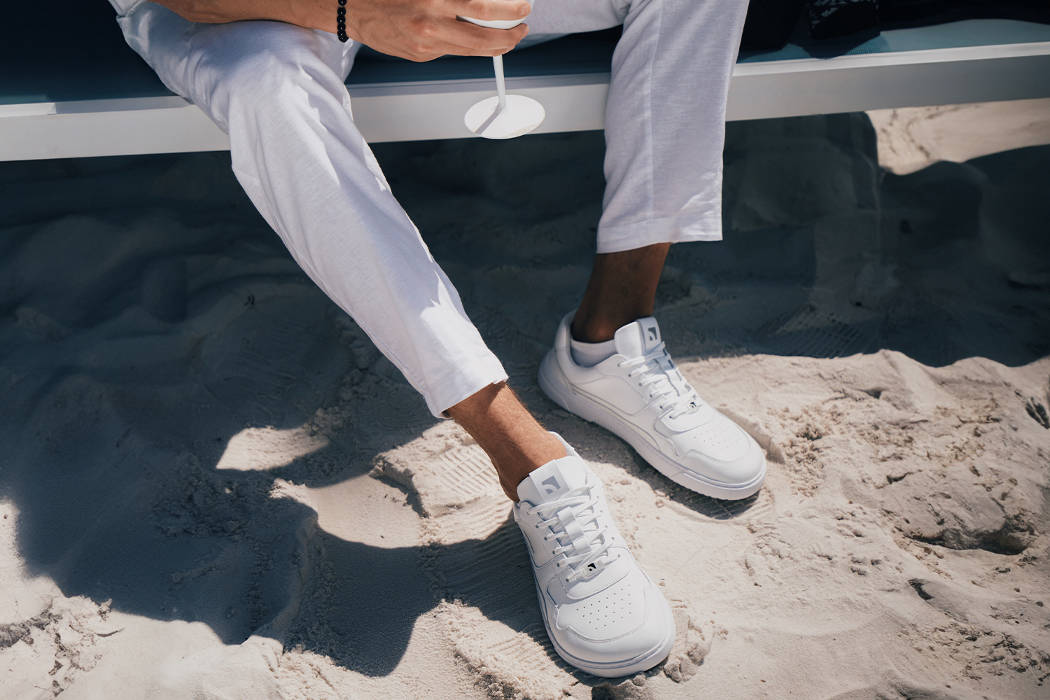 Barefoot Sneakers Barebarics Zing - All White - Leather.
Forma anatómica - La zapatilla respeta la forma del pie.
Más información
calzado de callediseño urbano modernodiseñado y hecho a mano en la Unión Europea con el uso de materiales sostenibles localesexcelente durabilidad y solidez del color de los materialesTecnología Dermodry Coolmax® para la eliminación continua de la humedaddisponibles en tallas: 36 - 47 (según medida europea)