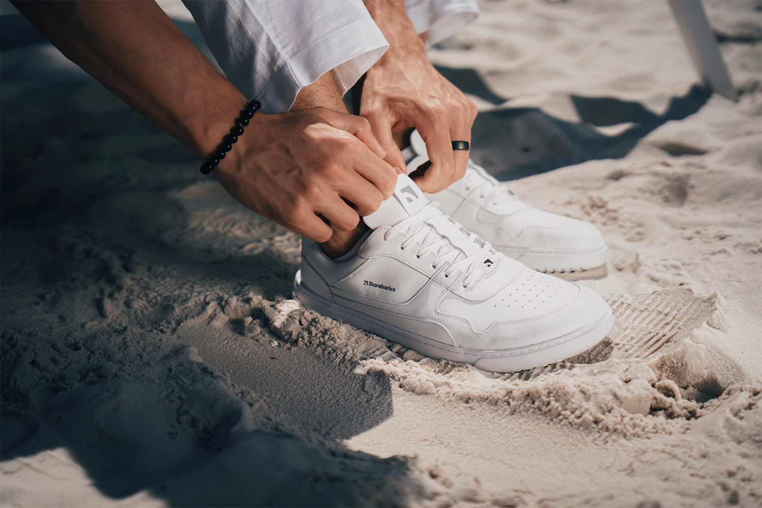 Barefoot Sneakers Barebarics Zing - All White - Leather.
Forma anatómica - La zapatilla respeta la forma del pie.
Más información
calzado de callediseño urbano modernodiseñado y hecho a mano en la Unión Europea con el uso de materiales sostenibles localesexcelente durabilidad y solidez del color de los materialesTecnología Dermodry Coolmax® para la eliminación continua de la humedaddisponibles en tallas: 36 - 47 (según medida europea)