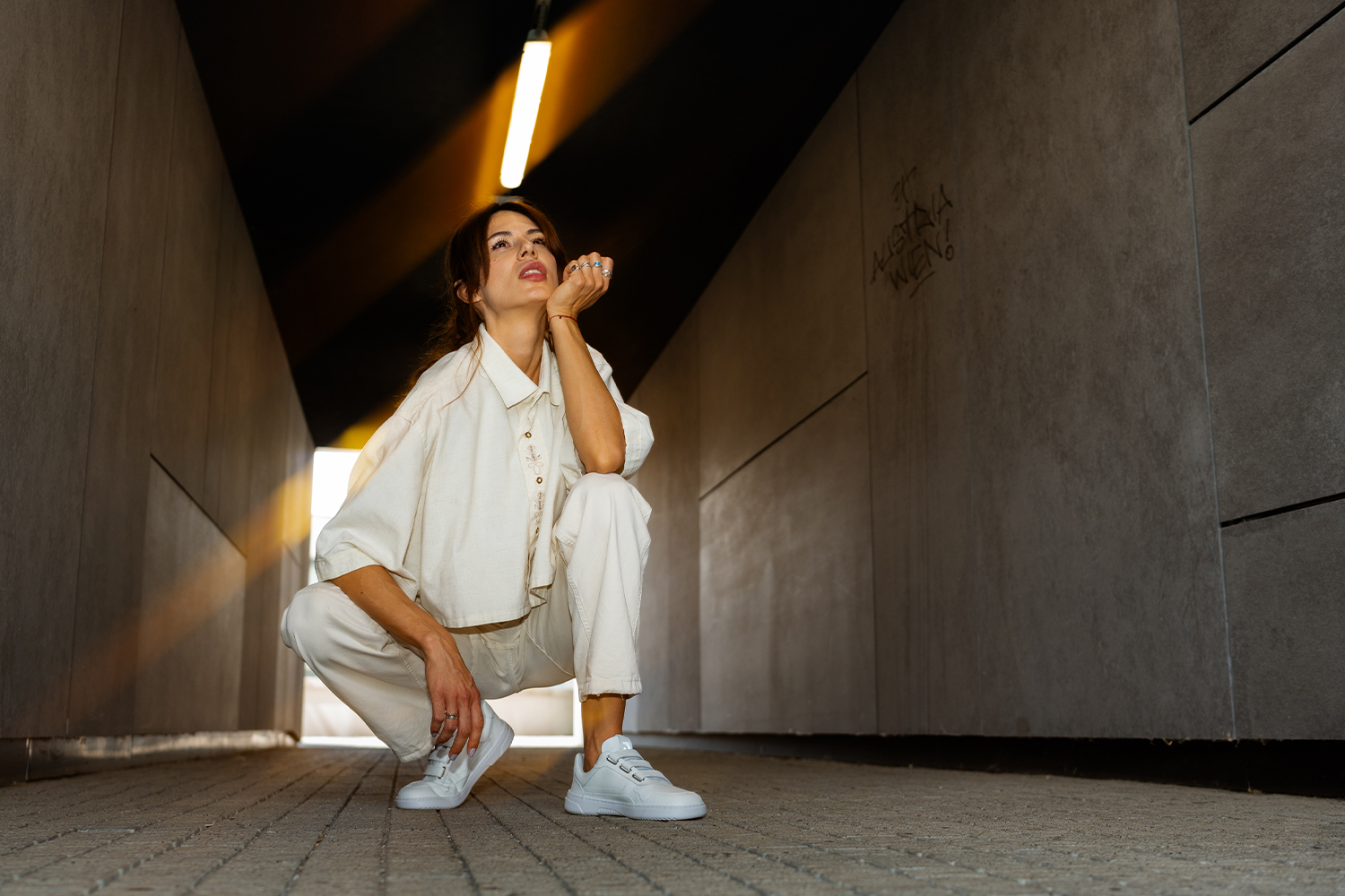 Barefoot Sneakers Barebarics Zing Velcro - All White - Leather.
Forma anatómica - El calzado respeta la forma de los pies.
Más información:
calzado de callediseño urbano modernodiseñado y hecho a mano en la Unión Europeaexcelente durabilidad y estabilidad del color de los materialesdisponible en tallas: 36 - 47 (según la medida europea)