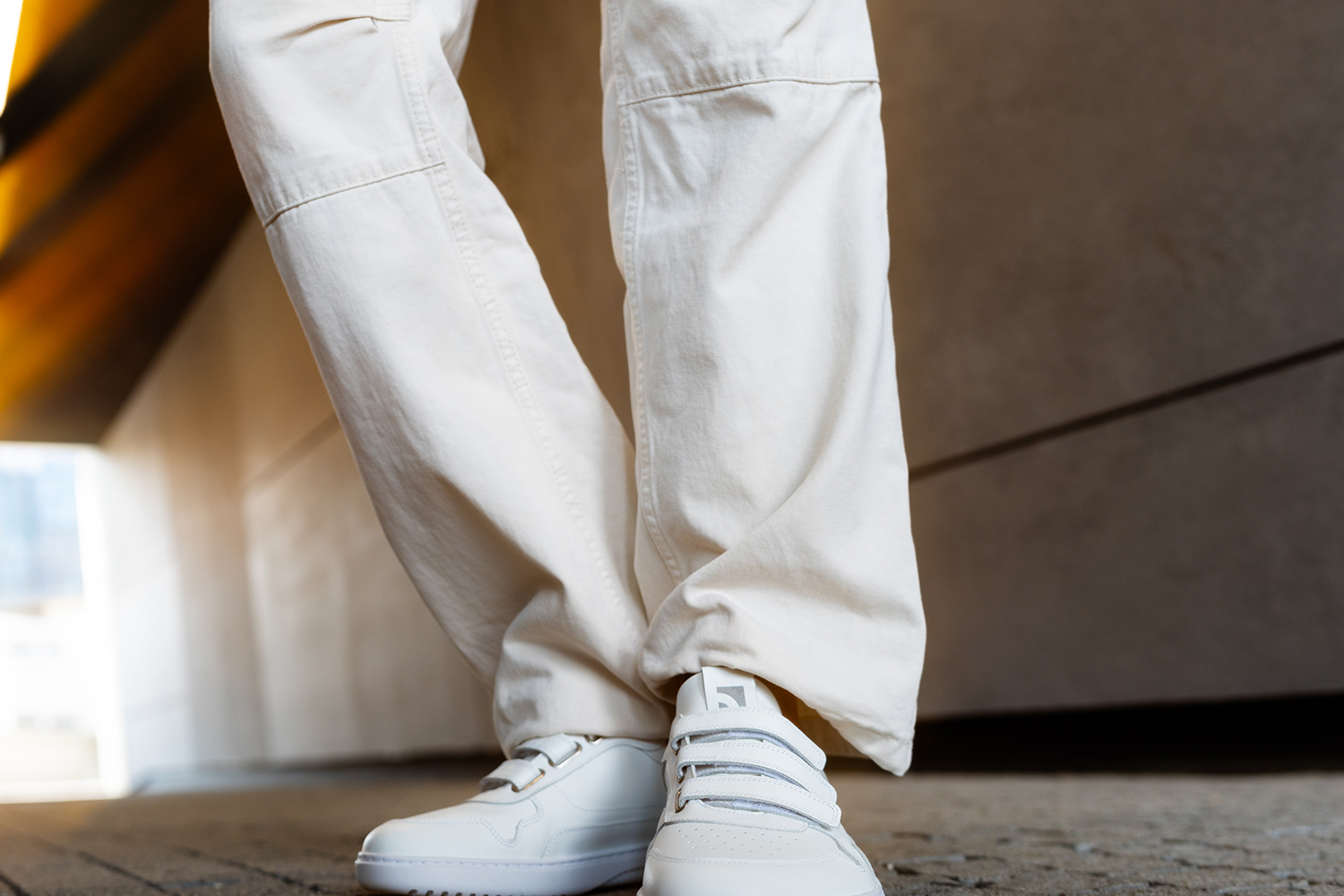 Barefoot Sneakers Barebarics Zing Velcro - All White - Leather.
Forma anatómica - El calzado respeta la forma de los pies.
Más información:
calzado de callediseño urbano modernodiseñado y hecho a mano en la Unión Europeaexcelente durabilidad y estabilidad del color de los materialesdisponible en tallas: 36 - 47 (según la medida europea)