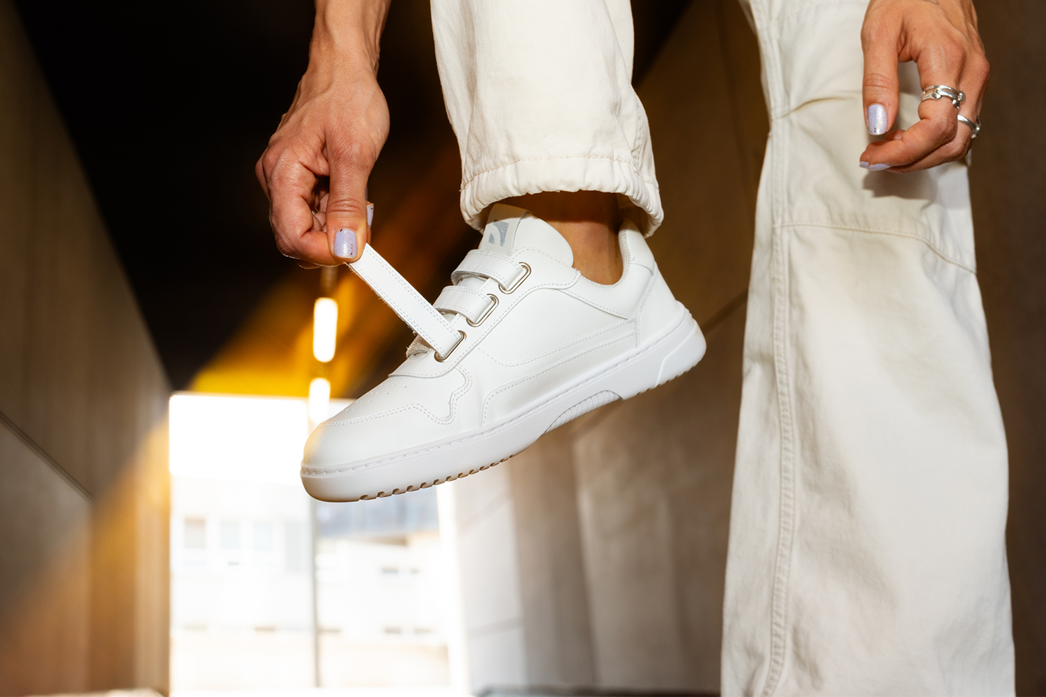 Barefoot Sneakers Barebarics Zing Velcro - All White - Leather.
Forma anatómica - El calzado respeta la forma de los pies.
Más información:
calzado de callediseño urbano modernodiseñado y hecho a mano en la Unión Europeaexcelente durabilidad y estabilidad del color de los materialesdisponible en tallas: 36 - 47 (según la medida europea)