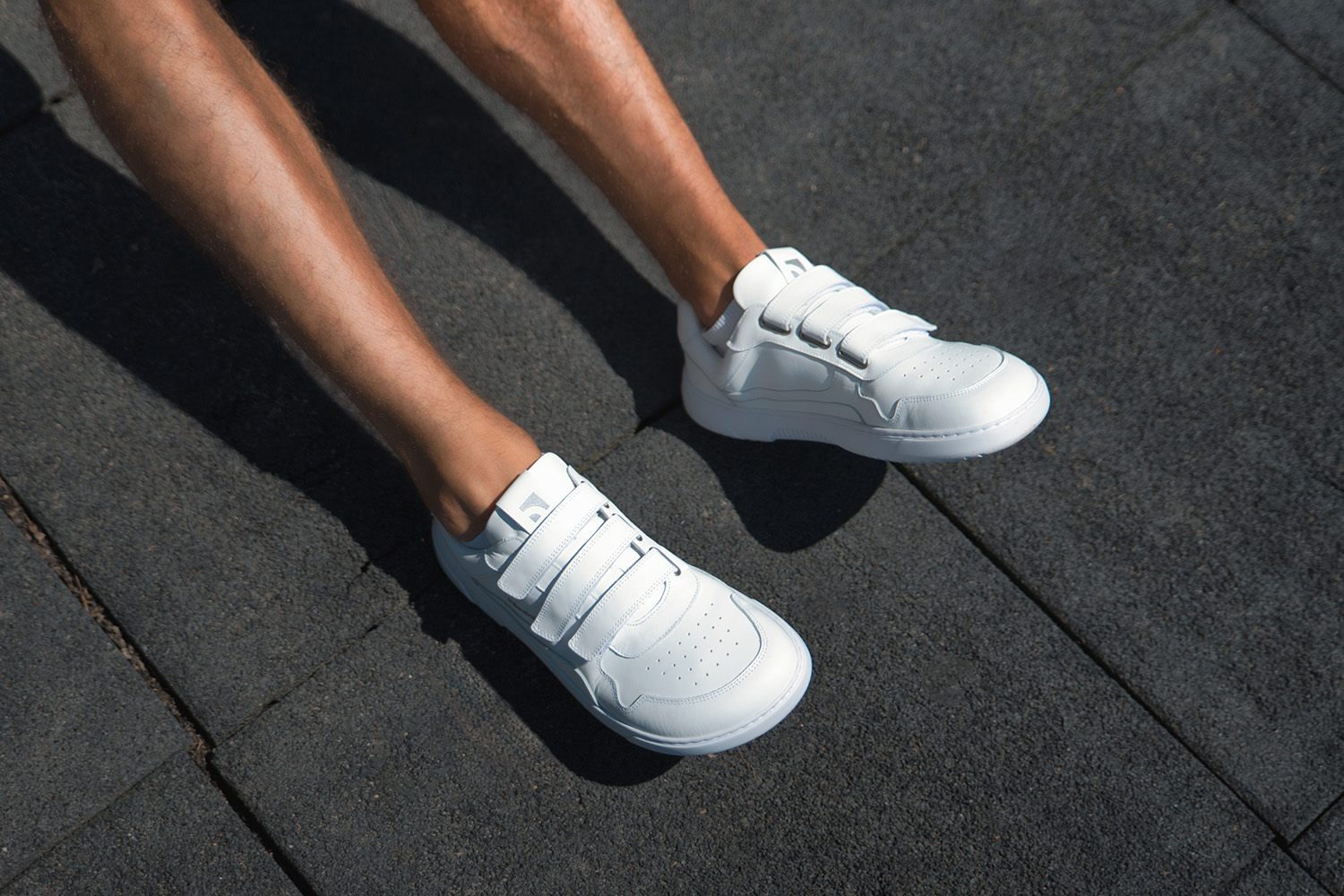 Barefoot Sneakers Barebarics Zing Velcro - All White - Leather.
Forma anatómica - El calzado respeta la forma de los pies.
Más información:
calzado de callediseño urbano modernodiseñado y hecho a mano en la Unión Europeaexcelente durabilidad y estabilidad del color de los materialesdisponible en tallas: 36 - 47 (según la medida europea)