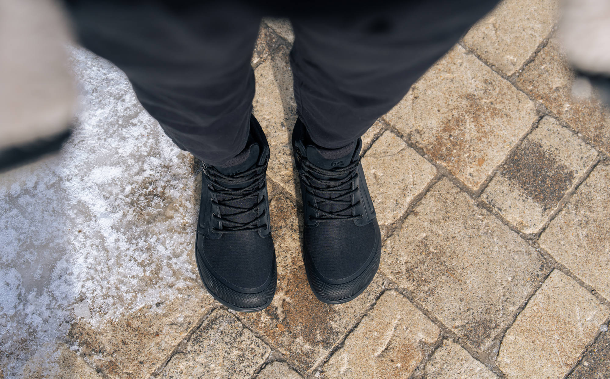 Zapatos Barefoot Be Lenka ArcticEdge - All Black.
  los zapatos descalzos imitan perfectamente caminar descalzo, exactamente como lo diseñó la naturaleza  parte superior técnica hecha de material ripstop duradero + TPU + PU  membrana impermeable y permeable al vapor con excelentes propiedades aislantes (cada par pasa una prueba de impermeabilidad)  suela de invierno universal ThermoGrip Neo con patrón antideslizante y excelente flexibilidad  El forro y la parte pisada del zapato de Primaloft combinan ligereza, propiedades térmicas excepcionales y resistencia al agua  parte vira duradera en la puntera del zapato
Ventajas de los zapatos descalzos:
  suela flexible  zero drop: talón y punta en el mismo plano para una postura adecuada  punta espaciosa para sus dedos  calzado ligero