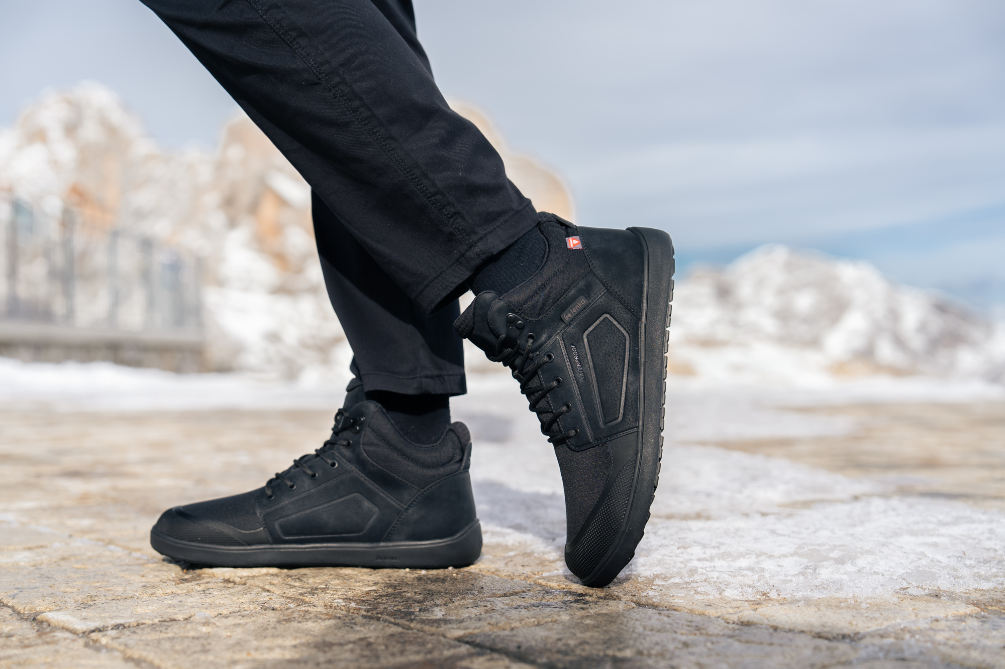 Zapatos Barefoot Be Lenka ArcticEdge - All Black.
  los zapatos descalzos imitan perfectamente caminar descalzo, exactamente como lo diseñó la naturaleza  parte superior técnica hecha de material ripstop duradero + TPU + PU  membrana impermeable y permeable al vapor con excelentes propiedades aislantes (cada par pasa una prueba de impermeabilidad)  suela de invierno universal ThermoGrip Neo con patrón antideslizante y excelente flexibilidad  El forro y la parte pisada del zapato de Primaloft combinan ligereza, propiedades térmicas excepcionales y resistencia al agua  parte vira duradera en la puntera del zapato
Ventajas de los zapatos descalzos:
  suela flexible  zero drop: talón y punta en el mismo plano para una postura adecuada  punta espaciosa para sus dedos  calzado ligero