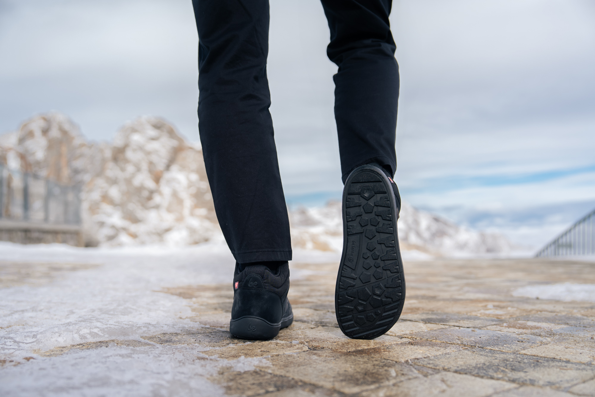 Zapatos Barefoot Be Lenka ArcticEdge - All Black.
  los zapatos descalzos imitan perfectamente caminar descalzo, exactamente como lo diseñó la naturaleza  parte superior técnica hecha de material ripstop duradero + TPU + PU  membrana impermeable y permeable al vapor con excelentes propiedades aislantes (cada par pasa una prueba de impermeabilidad)  suela de invierno universal ThermoGrip Neo con patrón antideslizante y excelente flexibilidad  El forro y la parte pisada del zapato de Primaloft combinan ligereza, propiedades térmicas excepcionales y resistencia al agua  parte vira duradera en la puntera del zapato
Ventajas de los zapatos descalzos:
  suela flexible  zero drop: talón y punta en el mismo plano para una postura adecuada  punta espaciosa para sus dedos  calzado ligero