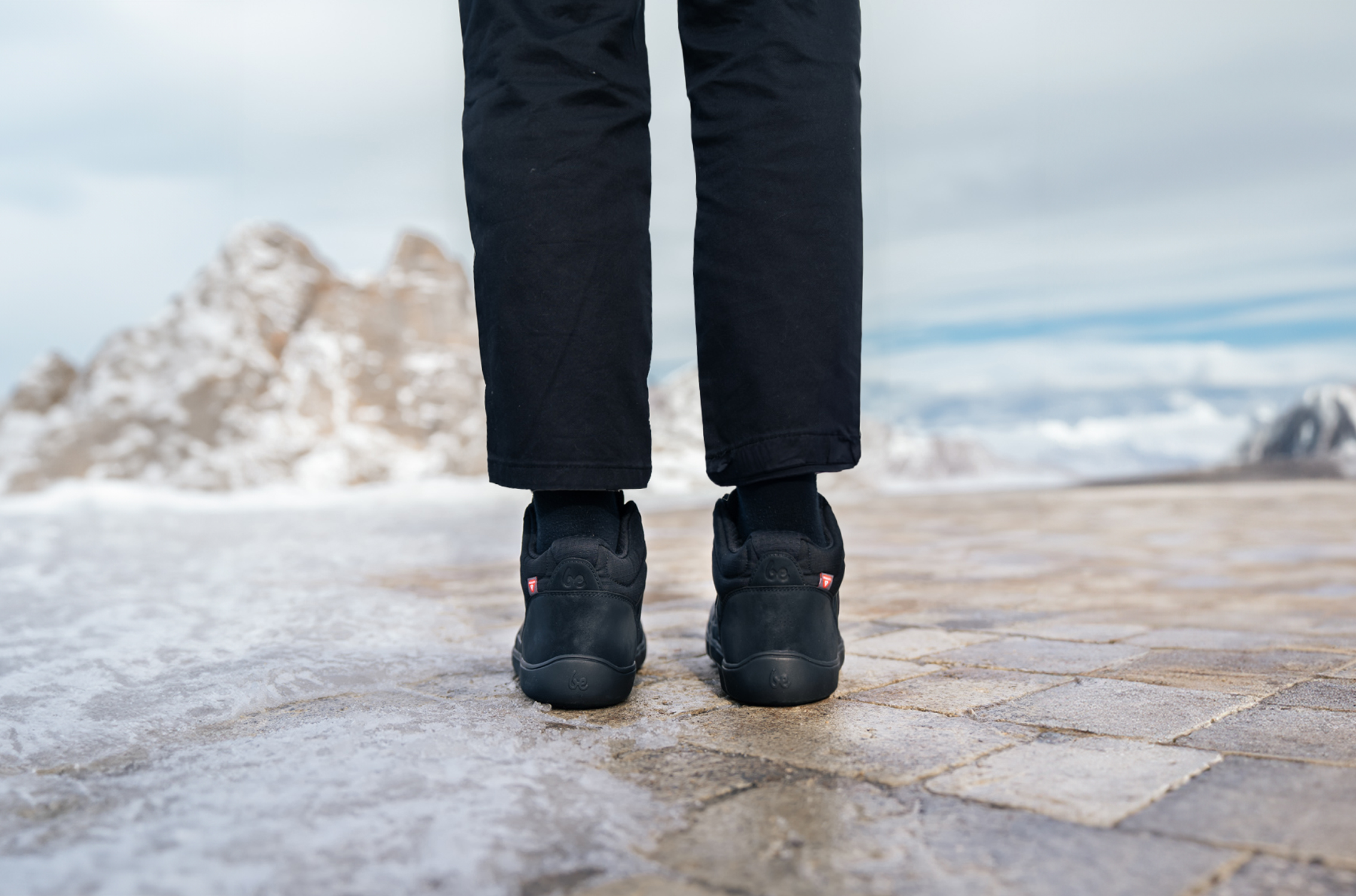 Zapatos Barefoot Be Lenka ArcticEdge - All Black.
  los zapatos descalzos imitan perfectamente caminar descalzo, exactamente como lo diseñó la naturaleza  parte superior técnica hecha de material ripstop duradero + TPU + PU  membrana impermeable y permeable al vapor con excelentes propiedades aislantes (cada par pasa una prueba de impermeabilidad)  suela de invierno universal ThermoGrip Neo con patrón antideslizante y excelente flexibilidad  El forro y la parte pisada del zapato de Primaloft combinan ligereza, propiedades térmicas excepcionales y resistencia al agua  parte vira duradera en la puntera del zapato
Ventajas de los zapatos descalzos:
  suela flexible  zero drop: talón y punta en el mismo plano para una postura adecuada  punta espaciosa para sus dedos  calzado ligero