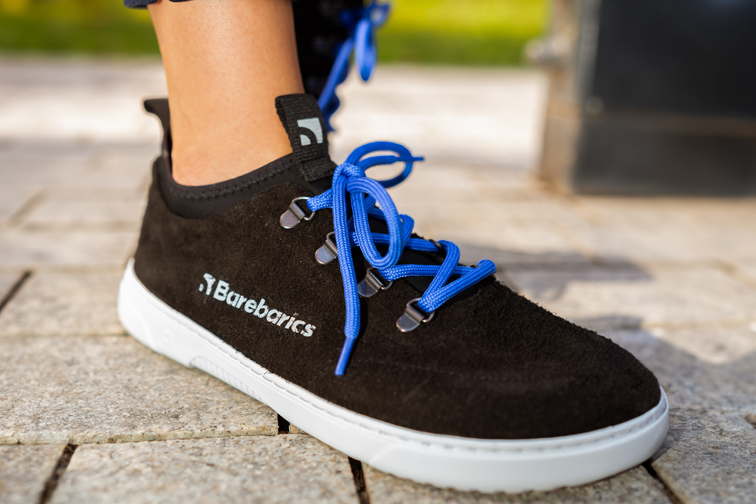 Barefoot Sneakers Barebarics Bronx - Black.
Las zapatillas Barebarics se fabrican mediante procesos que minimizan el impacto en el medio ambiente.
  La parte superior está hecha de cuero y textil  El forro está hecho de lycra y microfibra  La suela está hecha de goma sintética suave con alta resistencia al desgaste.



Atributos del calzado “barefoot”
    Forma anatómica - La zapatilla respeta la forma del pie.

Más información
calzado de callediseño urbano modernodiseñado y hecho a mano en la Unión Europea con el uso de materiales sostenibles localesexcelente durabilidad y solidez del color de los materialesdisponibles en tallas: 36 - 47 (según medida europea)