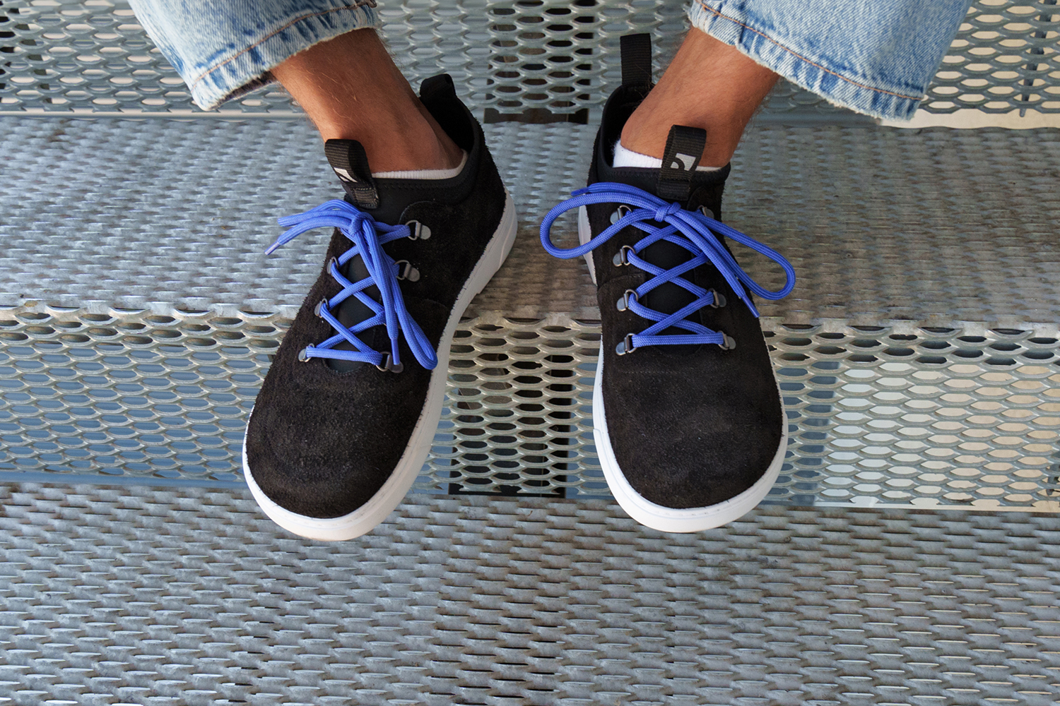 Barefoot Sneakers Barebarics Bronx - Black.
Las zapatillas Barebarics se fabrican mediante procesos que minimizan el impacto en el medio ambiente.
  La parte superior está hecha de cuero y textil  El forro está hecho de lycra y microfibra  La suela está hecha de goma sintética suave con alta resistencia al desgaste.



Atributos del calzado “barefoot”
    Forma anatómica - La zapatilla respeta la forma del pie.

Más información
calzado de callediseño urbano modernodiseñado y hecho a mano en la Unión Europea con el uso de materiales sostenibles localesexcelente durabilidad y solidez del color de los materialesdisponibles en tallas: 36 - 47 (según medida europea)