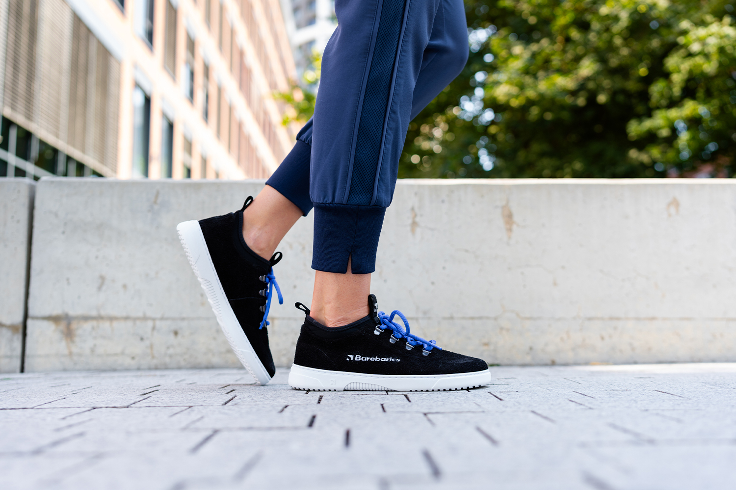 Barefoot Sneakers Barebarics Bronx - Black.
Las zapatillas Barebarics se fabrican mediante procesos que minimizan el impacto en el medio ambiente.
  La parte superior está hecha de cuero y textil  El forro está hecho de lycra y microfibra  La suela está hecha de goma sintética suave con alta resistencia al desgaste.



Atributos del calzado “barefoot”
    Forma anatómica - La zapatilla respeta la forma del pie.

Más información
calzado de callediseño urbano modernodiseñado y hecho a mano en la Unión Europea con el uso de materiales sostenibles localesexcelente durabilidad y solidez del color de los materialesdisponibles en tallas: 36 - 47 (según medida europea)