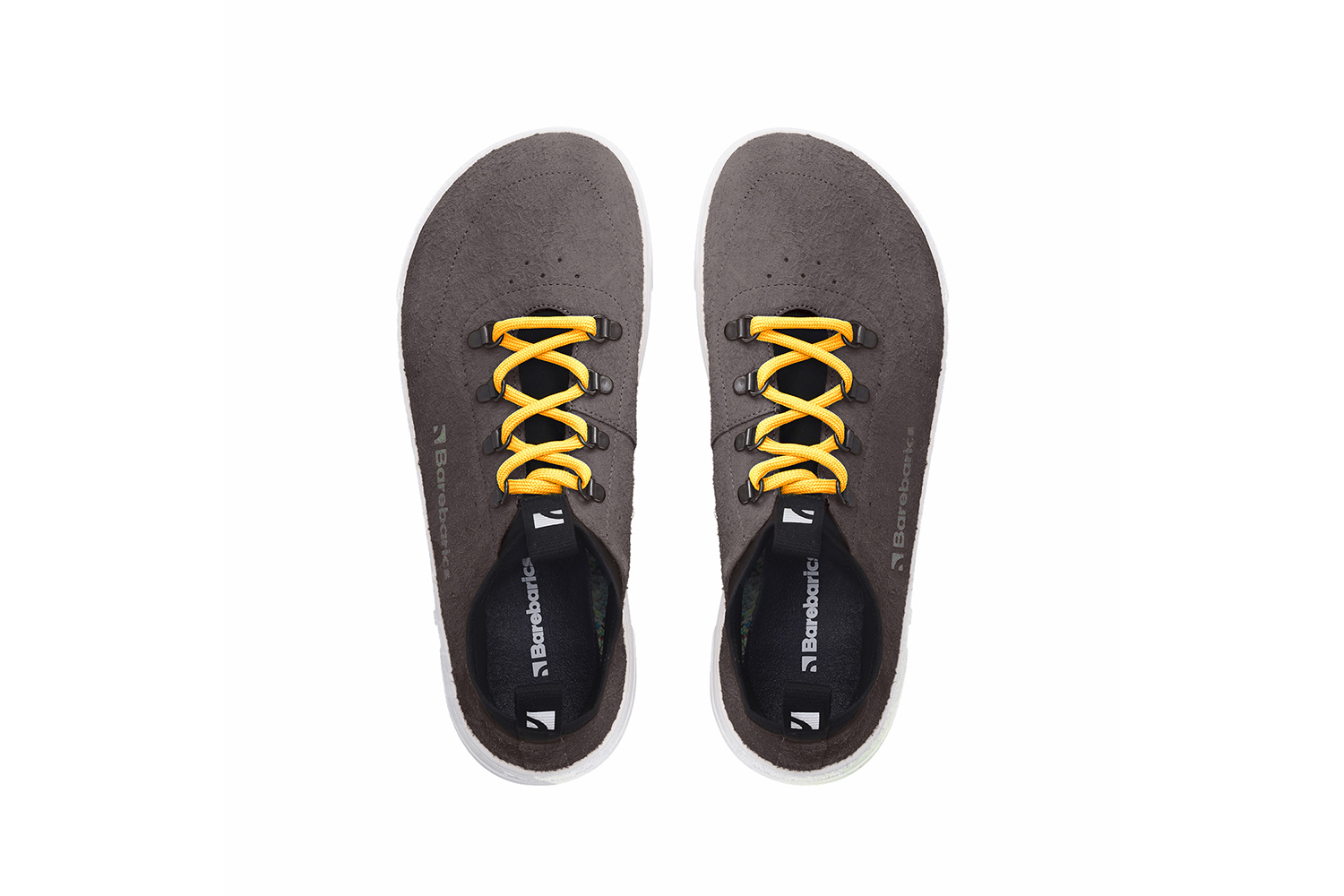 Barefoot Sneakers Barebarics Bronx - Midnight Black.
Las zapatillas Barebarics se fabrican mediante procesos que minimizan el impacto en el medio ambiente.
  La parte superior está hecha de cuero y textil  El forro está hecho de lycra y microfibra  La suela está hecha de goma sintética suave con alta resistencia al desgaste.



Atributos del calzado “barefoot”
    Forma anatómica - La zapatilla respeta la forma del pie.

Más información
calzado de callediseño urbano modernodiseñado y hecho a mano en la Unión Europea con el uso de materiales sostenibles localesexcelente durabilidad y solidez del color de los materialesdisponibles en tallas: 36 - 47 (según medida europea)