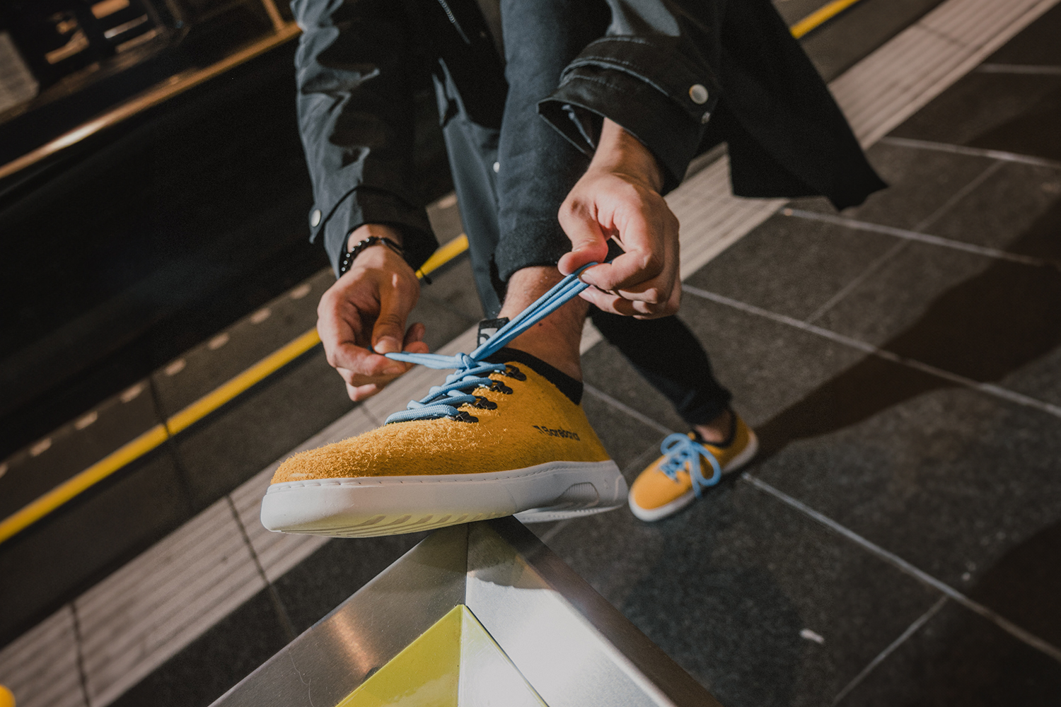 Barefoot Sneakers Barebarics Bronx - Mustard.
Las zapatillas Barebarics se fabrican mediante procesos que minimizan el impacto en el medio ambiente.
  La parte superior está hecha de cuero y textil  El forro está hecho de lycra y microfibra  La suela está hecha de goma sintética suave con alta resistencia al desgaste.



Atributos del calzado “barefoot”
    Forma anatómica - La zapatilla respeta la forma del pie.

Más información
calzado de callediseño urbano modernodiseñado y hecho a mano en la Unión Europea con el uso de materiales sostenibles localesexcelente durabilidad y solidez del color de los materialesdisponibles en tallas: 36 - 47 (según medida europea)