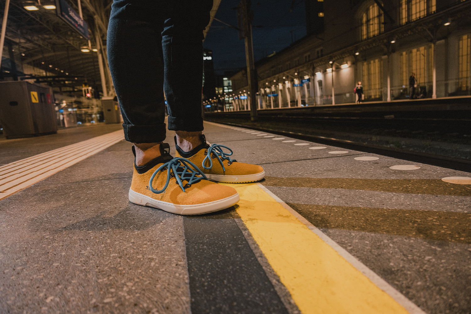 Barefoot Sneakers Barebarics Bronx - Mustard.
Las zapatillas Barebarics se fabrican mediante procesos que minimizan el impacto en el medio ambiente.
  La parte superior está hecha de cuero y textil  El forro está hecho de lycra y microfibra  La suela está hecha de goma sintética suave con alta resistencia al desgaste.



Atributos del calzado “barefoot”
    Forma anatómica - La zapatilla respeta la forma del pie.

Más información
calzado de callediseño urbano modernodiseñado y hecho a mano en la Unión Europea con el uso de materiales sostenibles localesexcelente durabilidad y solidez del color de los materialesdisponibles en tallas: 36 - 47 (según medida europea)