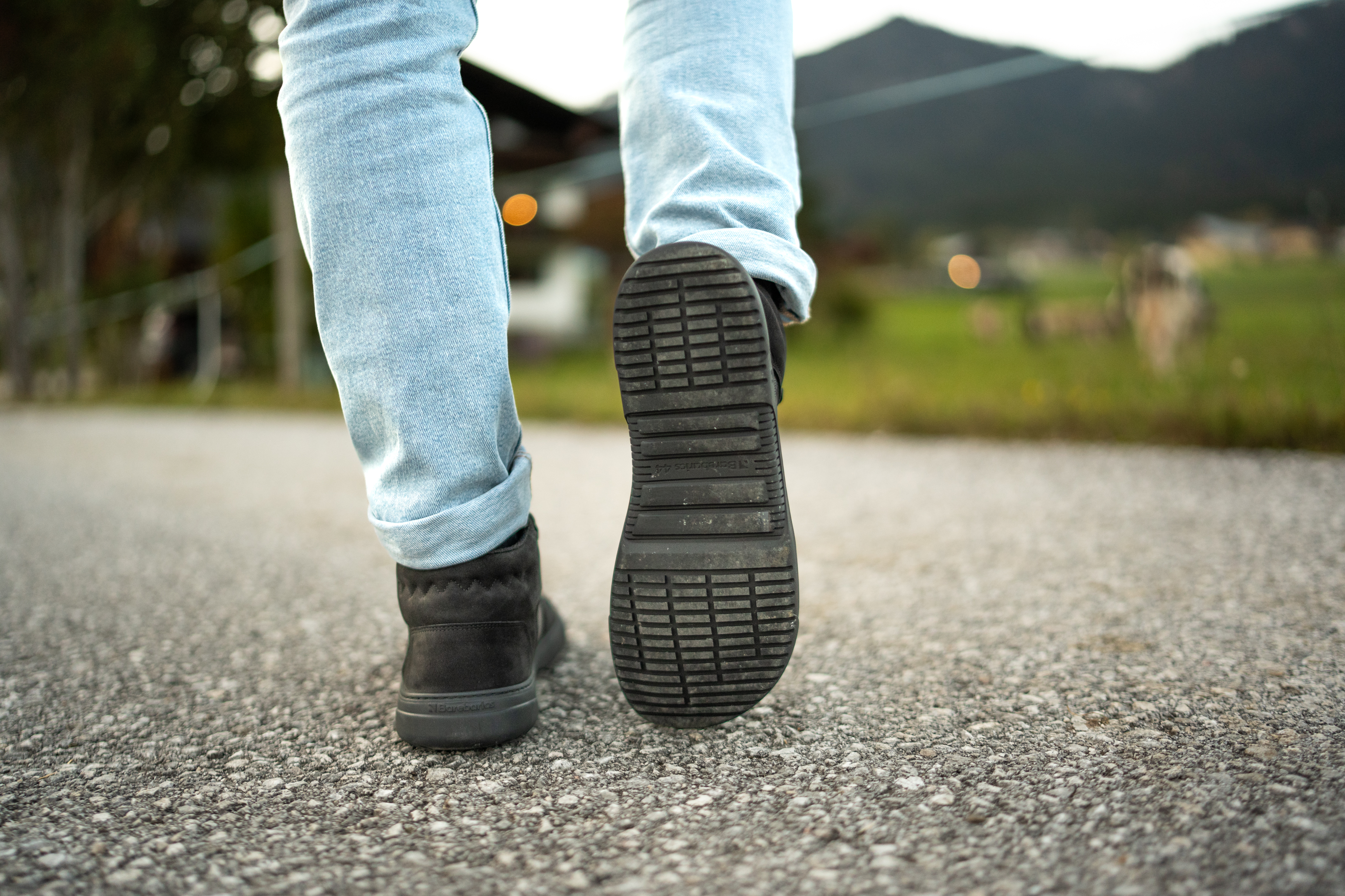 Barefoot Sneakers Barebarics Element - All Black.
Las zapatillas Barebarics se fabrican mediante procesos que minimizan el impacto en el medio ambiente.
  La parte superior está fabricada en cuero nobuk con tratamiento hidrofóbico que repele muy bien el agua.


Atributos del calzado “barefoot”
    Forma anatómica - La zapatilla respeta la forma del pie.

Más información
calzado de callediseño urbano modernodiseñado y hecho a mano en la Unión Europea con el uso de materiales sostenibles localesexcelente durabilidad y solidez del color de los materialesTecnología Dermodry Coolmax® para la eliminación continua de la humedaddisponibles en tallas: 36 - 47 (según medida europea)